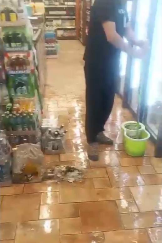 Фото В Новосибирске нетрезвый посетитель магазина упал на стеллажи с пивом 2 - Сиб.ФМ Фото В Новосибирске нетрезвый посетитель магазина упал на стеллажи с пивом 2